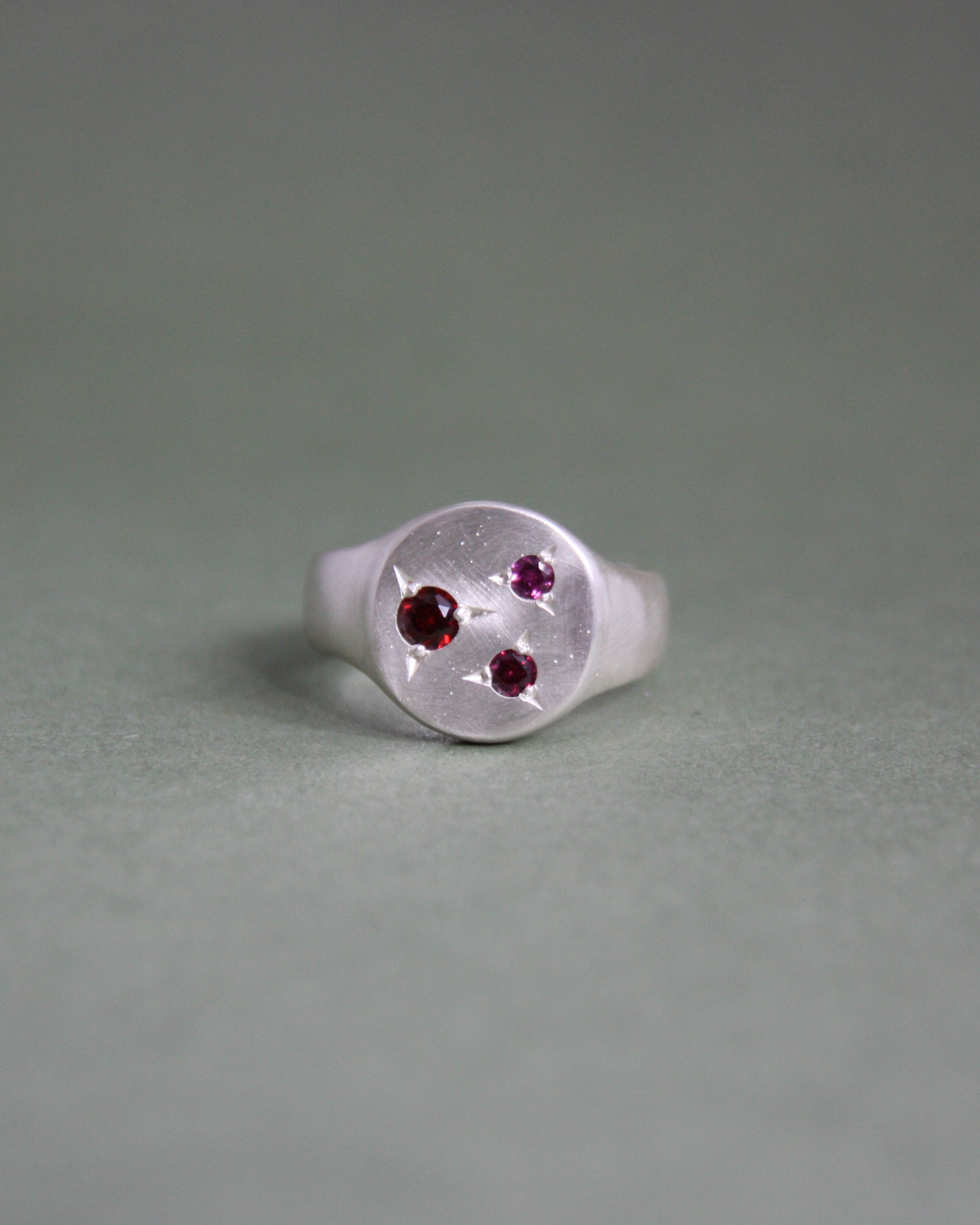Trio Garnets Signet 11 1/4