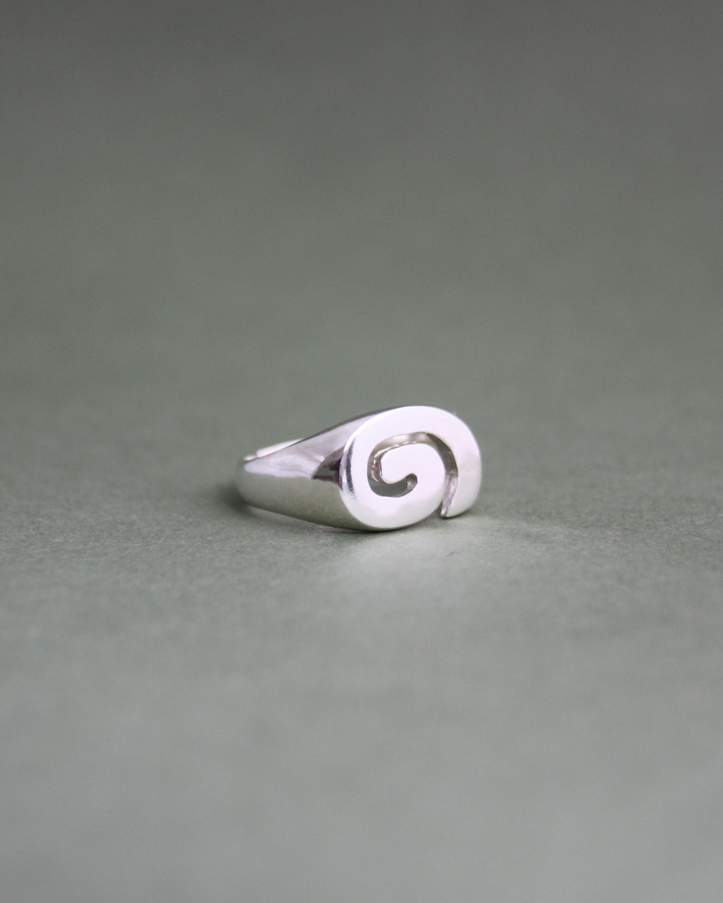 Spiral Signet Q