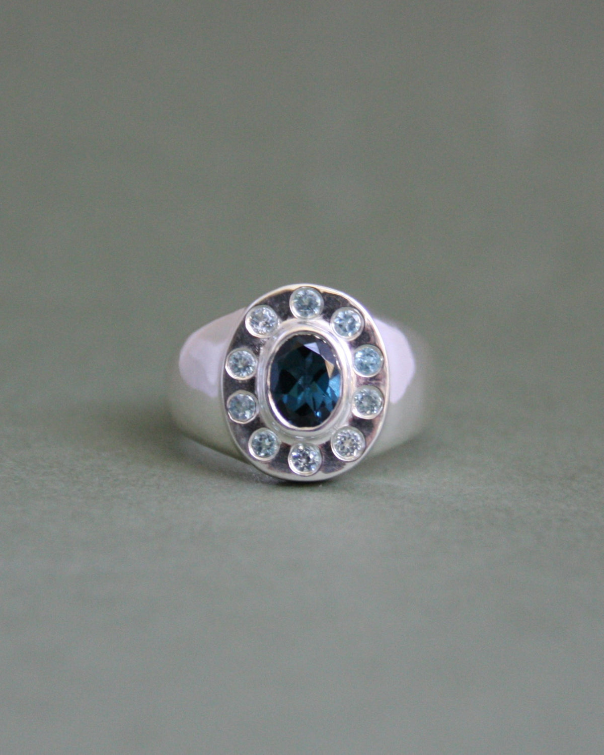 Sundial Ring Q 1/2