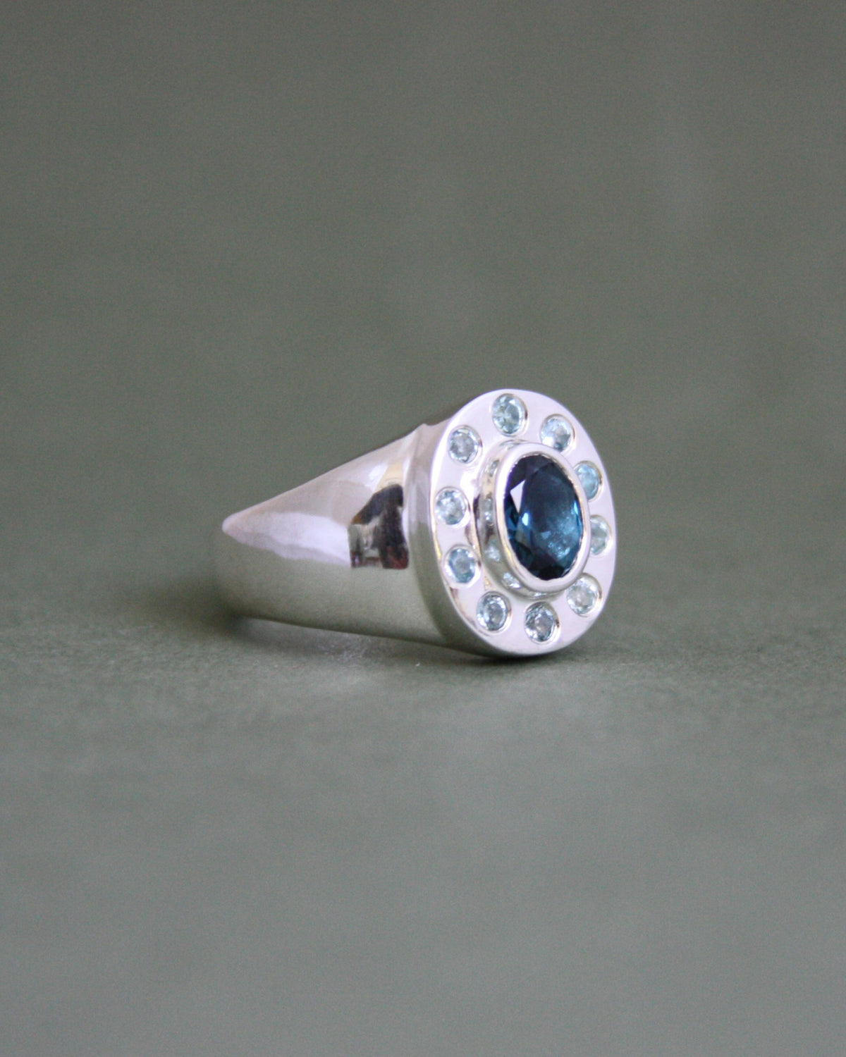 Sundial Ring Q 1/2