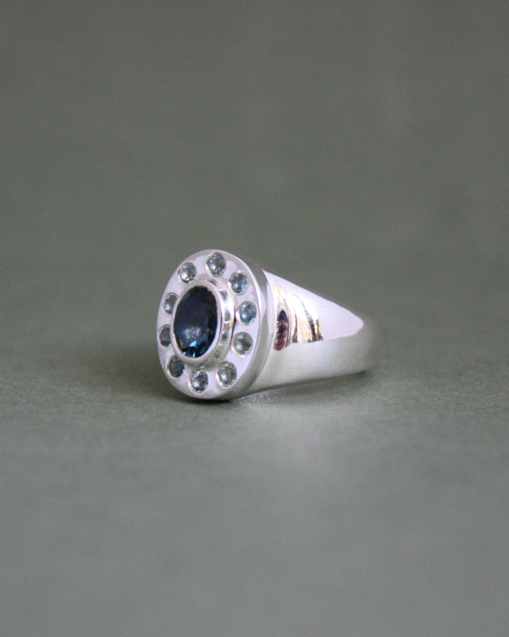 Sundial Ring Q 1/2