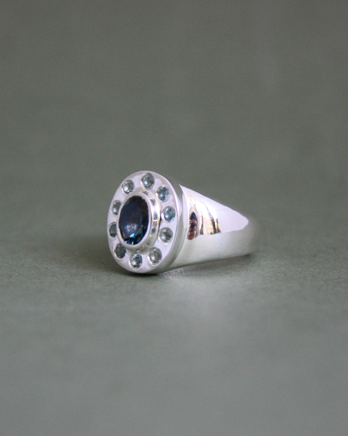 Sundial Ring Q 1/2