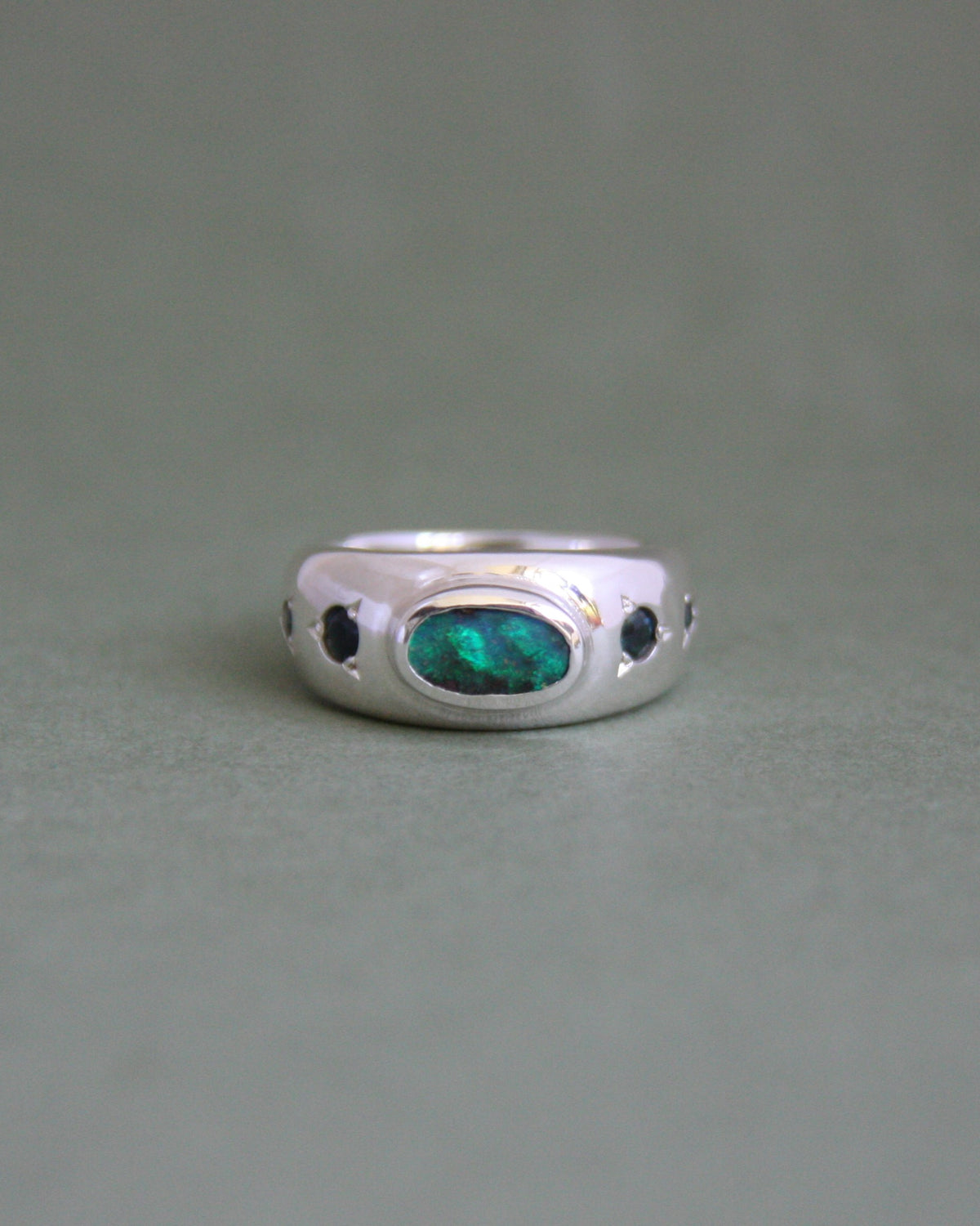 Fade Out Ring Opal & Sapphires P