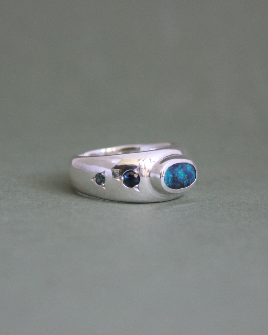 Fade Out Ring Opal & Sapphires P