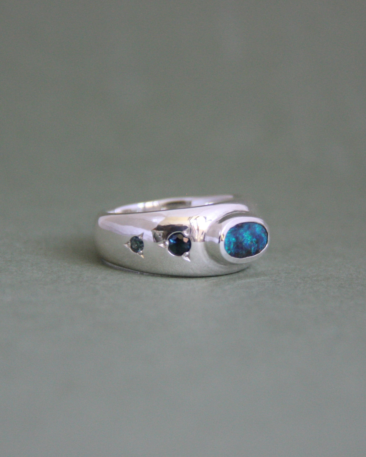 Fade Out Ring Opal & Sapphires P