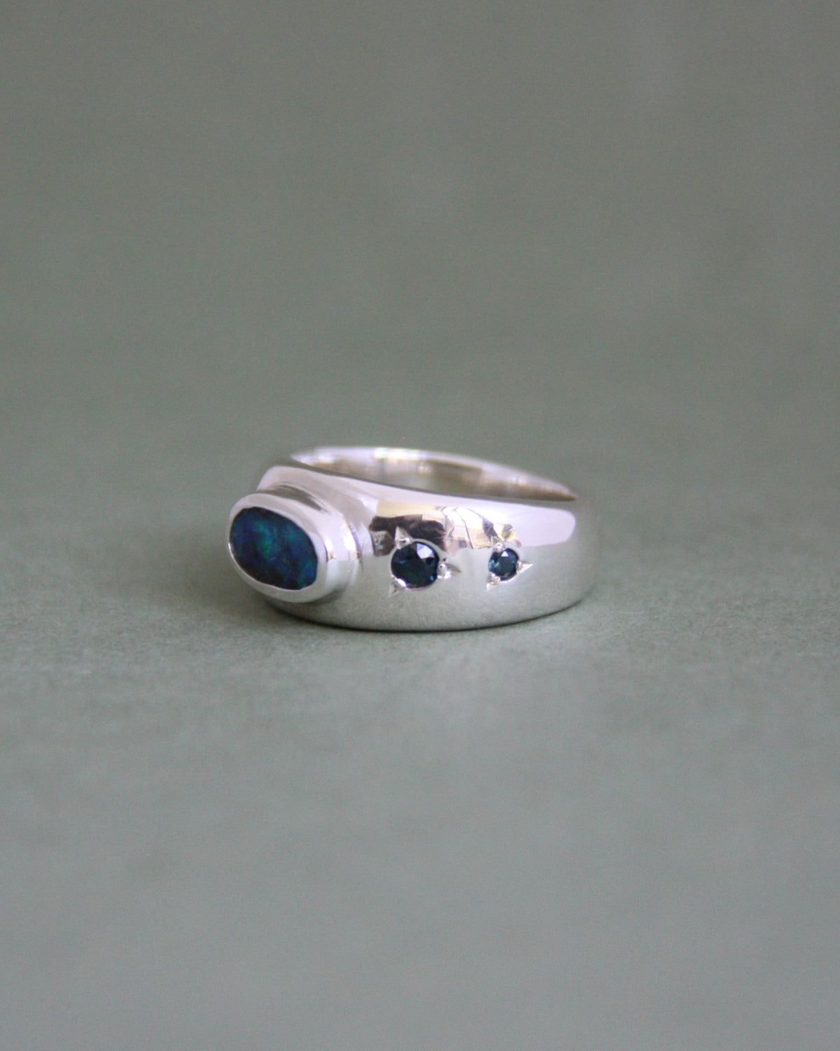 Fade Out Ring Opal & Sapphires P