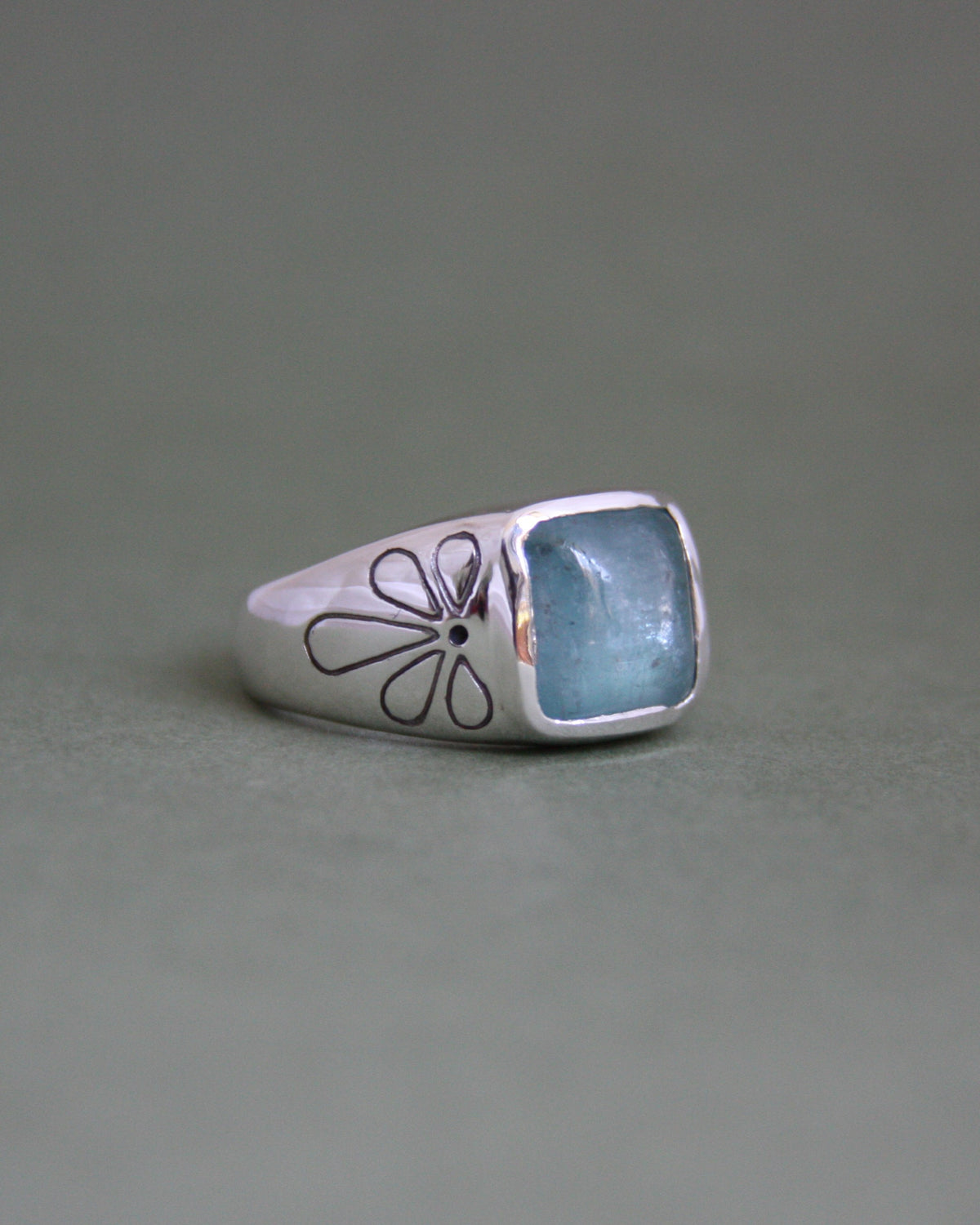 Bloom Ring Kyanite U