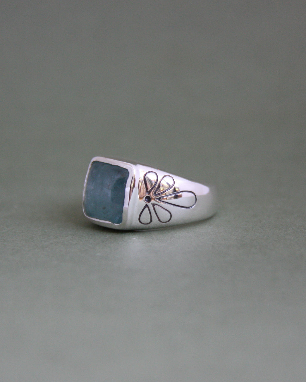 Bloom Ring Kyanite U