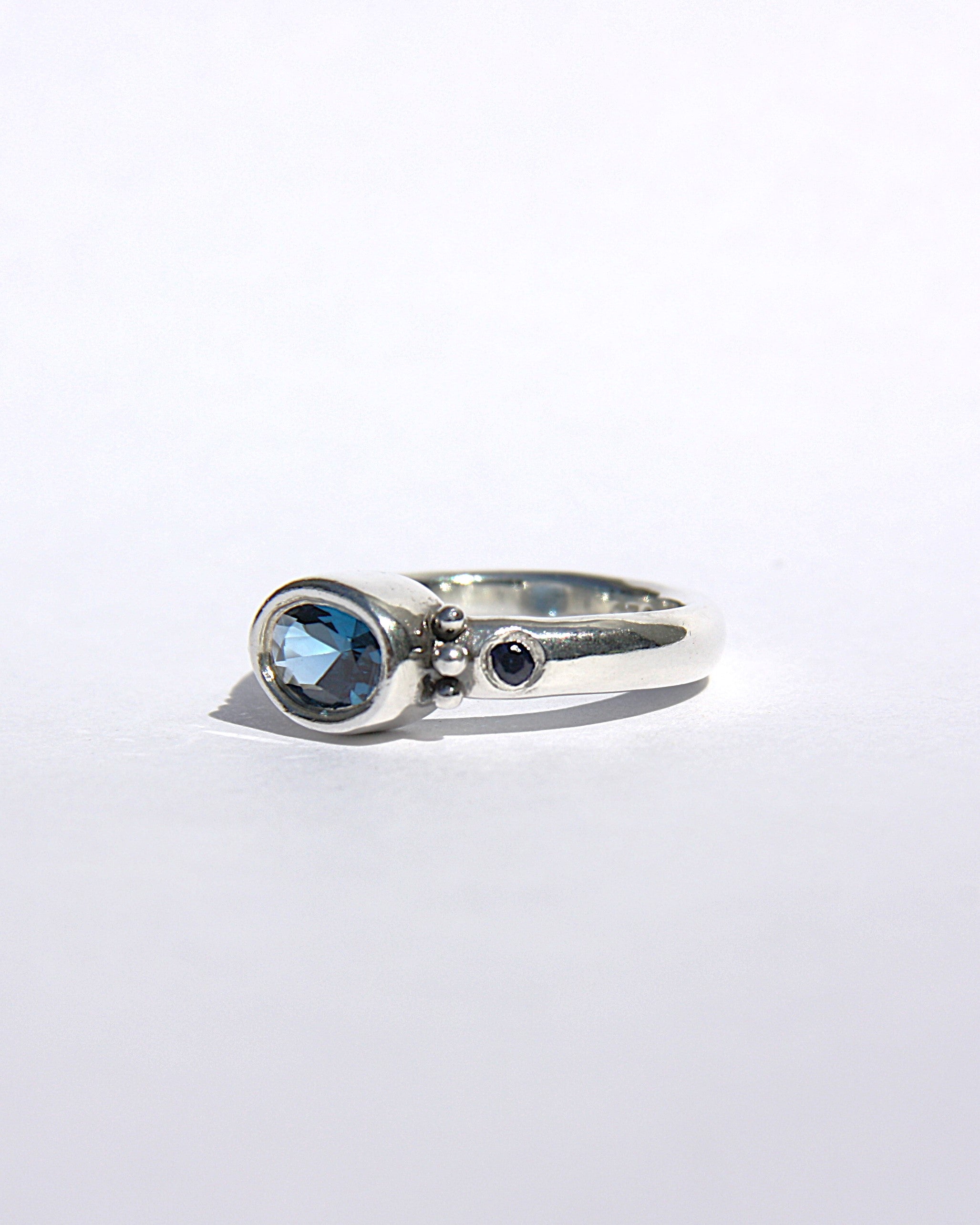 Dainty Blue Ring I 1/2