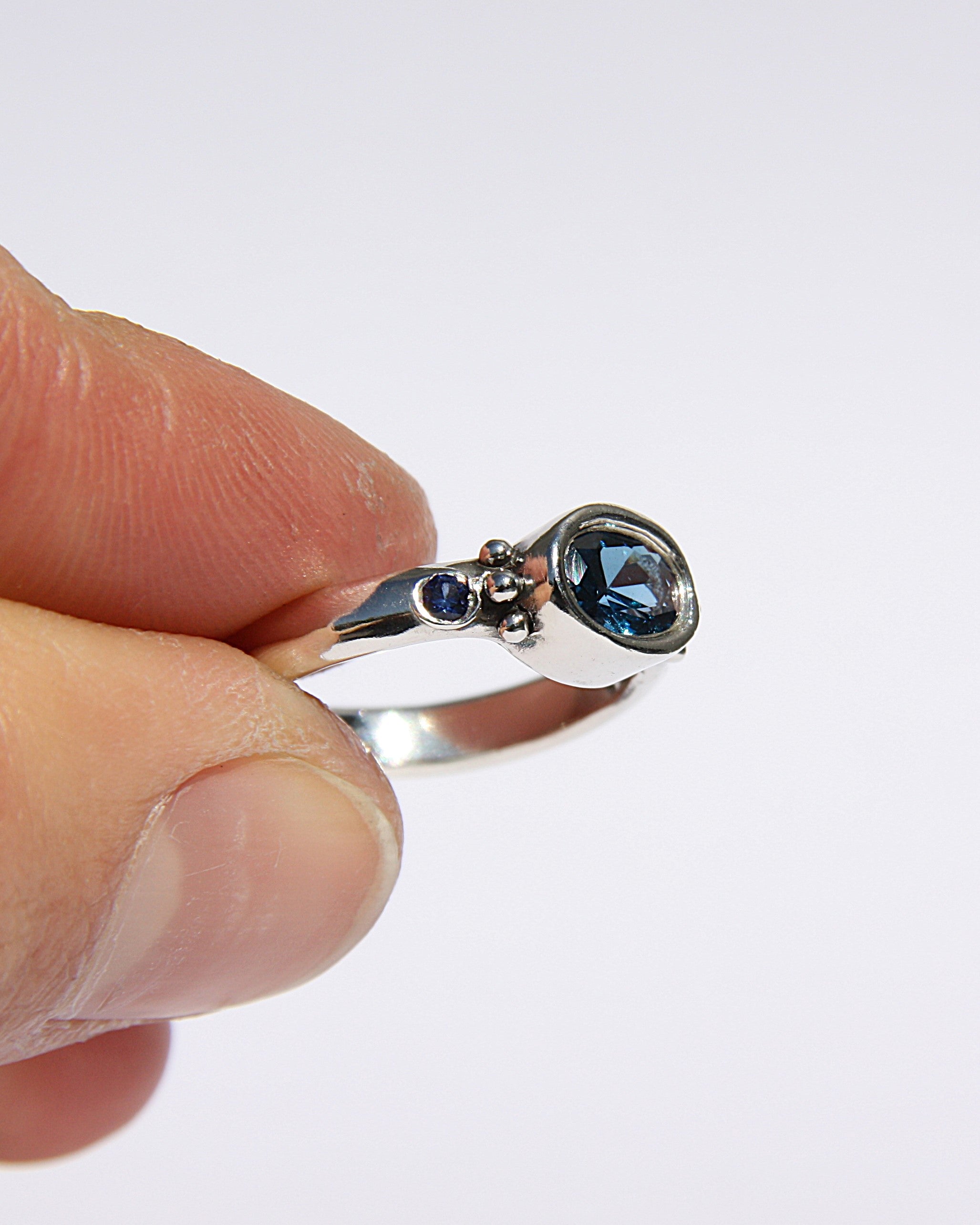 Dainty Blue Ring I 1/2