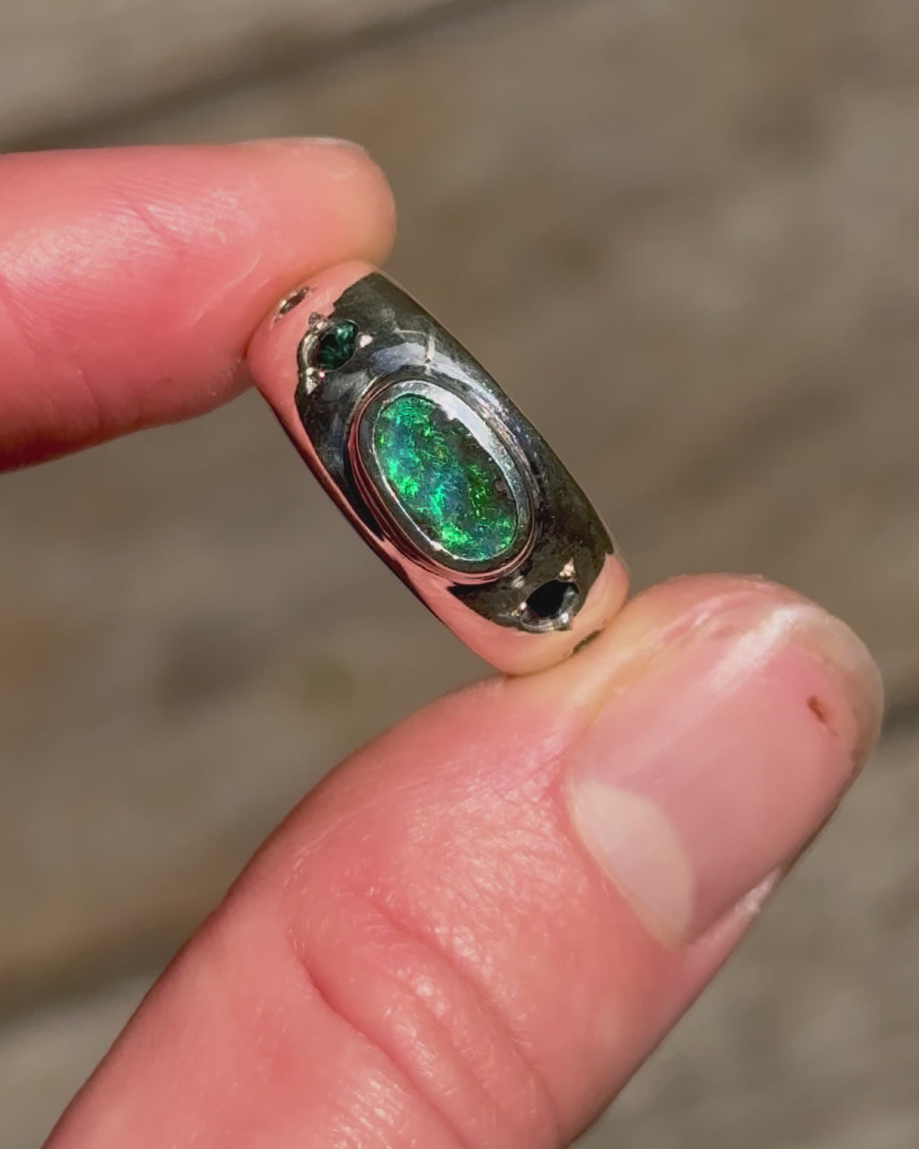 Fade Out Ring Opal & Sapphires P