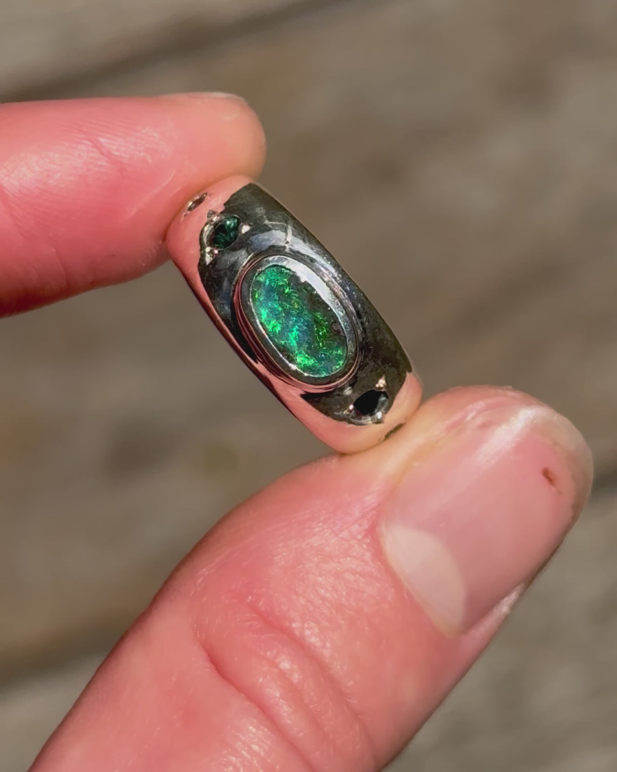 Fade Out Ring Opal & Sapphires P